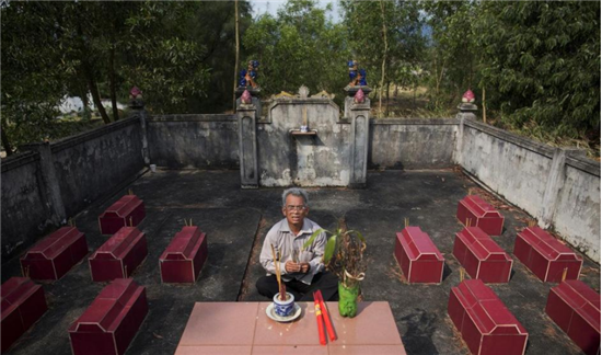 2015年，杜迪乌在他12个孩子的墓地祈祷。 图片来源于路透社